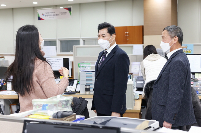 NSP통신-김상돈 시장(왼쪽 두번째)이 동·사업소를 방문하여 직원들을 격려하고 있다. (의왕시)