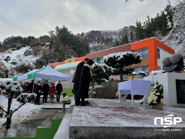 NSP통신-지난 17일 울릉천부초교 교내 추모비 앞에서 고 (故)이경종 선생의 제45주기 추모식을 진행 하고 있다. (울릉교육지원청)