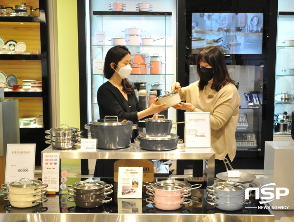 NSP통신-롯데백화점 대구점이 tvN 예능 프로그램 윤스테이에서 주방 소품으로 등장하는 에델코첸 상품을 최대 60% 할인 판매한다. 사진은 한 여성 고객이 에델코첸 매장에서 냄비를 고르는 모습. (롯데백화점 대구점)