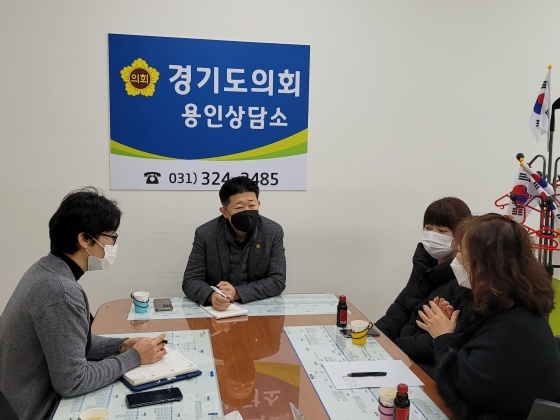 NSP통신-19일 경기도의회 용인상담소에서 용인시 시민협치팀 실무관, 포곡읍 주민 등을 만나 포곡읍 청소년 문화 공간 조성 관련 민원을 청취했다. (경기도의회)