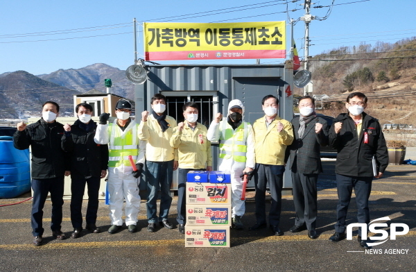 NSP통신-경상북도의회 고우현 의장(오른쪽 세번째)은 20일 문경시의 고병원성 조류인플루엔자 방역 초소를 격려 방문했다. (경상북도의회)