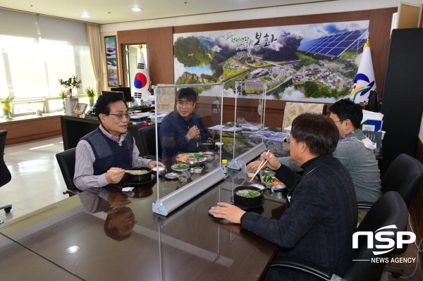 NSP통신-엄태항 봉화군수는 20일 군수 집무실에서 최근 잇따른 강설로 인한 비상근무, 제설작업 등 밤낮으로 수고하고 있는 직원들을 초대해 점심 식사를 함께하고 그들의 노고를 격려했다. (봉화군)