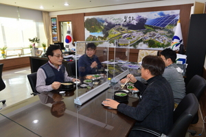 [NSP PHOTO]엄태항 봉화군수, 직원들과 점심 한끼...격무부서 격려