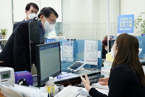 [NSP PHOTO]은성수 금융위원장, 소상공인 2차지원 현장점검…신속공급 당부