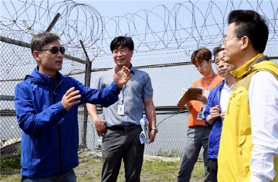 NSP통신-정하영 김포시장(왼쪽 첫번째)이 한강하구 철책제거를 위한 현장행정을 하고 있다. (김포시)