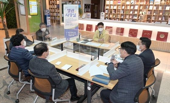 NSP통신-▲김정섭 시장이 첫 열린 시장실을 개최했다. (공주시)