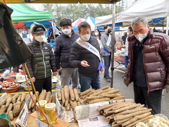 NSP통신-조성춘 김포시 경제문화국장이 5일장 현장을 방문해 시장 상인들을 격려하고 코로나19 방역준수 이행사항 점검 및 물가 안정화 당부에 나서고 있다. (김포시)