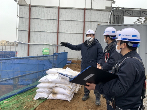 NSP통신-박동익 김포시 도시주택국장이 김포시에서 공사 중인 공동주택 건설현장에서 현장점검을 하고 있다. (김포시)