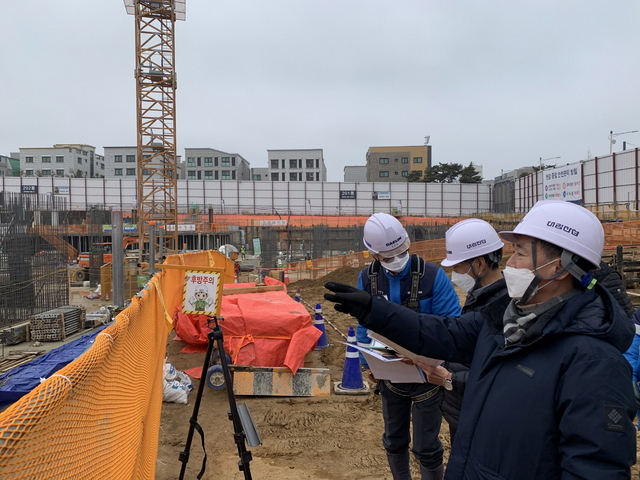 NSP통신-박동익 김포시 도시주택국장이 김포시에서 공사 중인 공동주택 건설현장에서 현장점검을 하고 있다. (김포시)