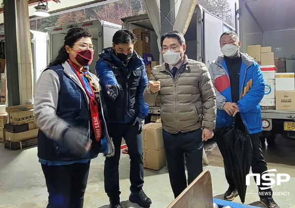 NSP통신-권오봉 여수시장이 택배 물류터미널을 방문해 택배 노동자들과 대화하고 있다. (여수시)