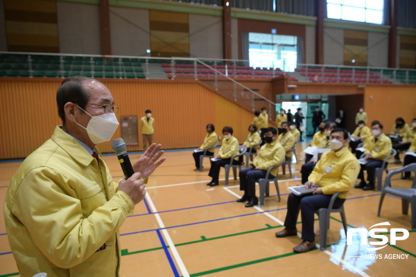 NSP통신-27일 오후 청도군 청소년수련관에서 열린 코로나19 백신 예방접종추진단 현장 점검회의에서 이승율 군수가 추진단원들에게 수급계획에서부터 사후관리까지 모든 행정력을 동원해 달라고 당부의 말을 하고 있다 (청도군)