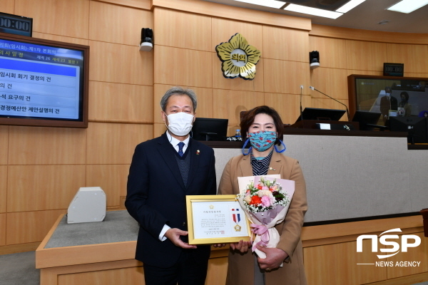 NSP통신-여수시의회 박성미 의원(오른쪽)이 여수시의회 본회의장에서 전창곤 의장으로부터 지방의정 봉사상을 전달받고 있다. (여수시의회)