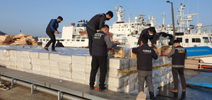 [NSP PHOTO]목포해경, 어선을 통한 담배밀수사범 검거