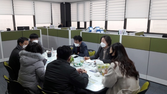 NSP통신-28일 경기도의회 남양주상담소에서 문경희 경기도의회 부의장과 김경근 도의원이 구리남양주교육청 마을교육공동체 담당자들과 남양주 교복은행 운영진의 애로사항을 청취하는 등 해결방안에 대해 논의하고 있다. (경기도의회)