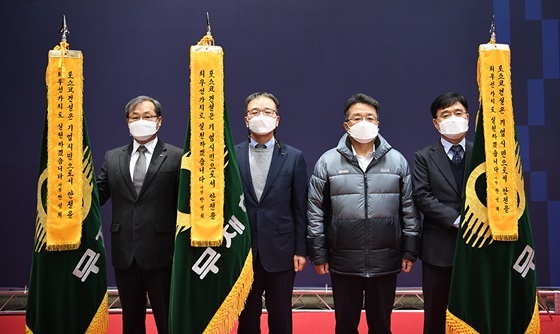 NSP통신-(사진 왼쪽부터) 정희민 건축사업본부장, 최승호 인프라사업본부장, 한성희 사장, 김민철 플랜트사업본부장 (포스코건설)