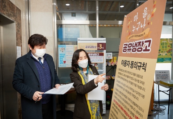 NSP통신-김진석, 하연자 의원이 공유냉장고 설치 현장을 점검하며 관계자의 의견을 듣고 있다. (용인시의회)