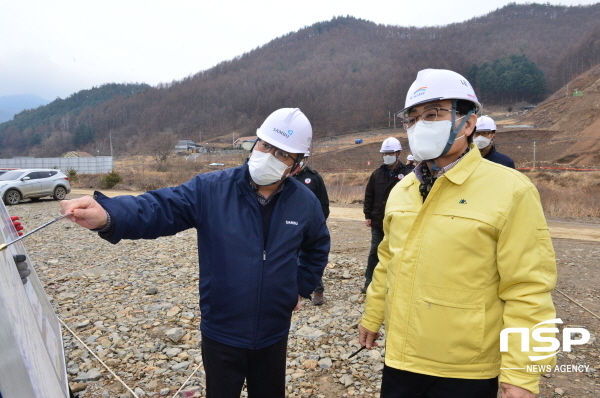 NSP통신-엄태항 봉화군수는 3일 춘양면 서벽리 일원의 봉화댐 건설사업장과 서벽지구(금당골) 다목적 농촌용수개발사업 대상지를 찾아 현황을 보고받고 현장을 점검했다. (봉화군)