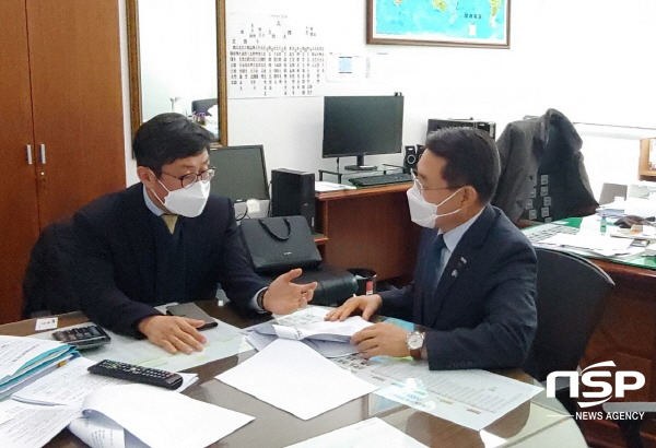 NSP통신-권오봉 여수시장이 기획재정부를 찾아 안도걸 예산실장에게 여수세계섬박람회 등 내년도 지역현안 국고건의사업을 설명하고 있다. (여수시)