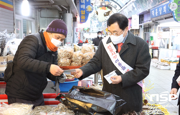 NSP통신-주낙영 경주시장이 3일 코로나19 장기화로 어려움을 겪고 있는 지역 전통시장을 찾아가 설맞이 전통시장 장보기 행사를 가지고 있다. (경주시)