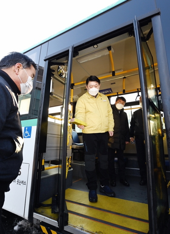 NSP통신-4일 이한규 경기도 행정2부지사가 의정부 관내 버스 공영차고지를 방문해 안심하고 탈 수 있는 경기버스를 만들기 위한 현장점검을 실시하고 있다. (경기도)