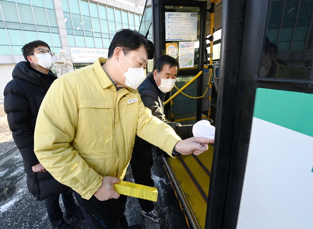 NSP통신-4일 이한규 경기도 행정2부지사가 의정부 관내 버스 공영차고지를 방문해 안심하고 탈 수 있는 경기버스를 만들기 위한 현장점검을 실시하고 있다. (경기도)