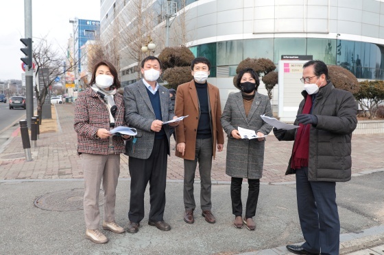 NSP통신-위원들이 터미널 사거리를 방문한 모습이고 사진2는 안산우체국 사거리를 방문한 모습. (안산시의회)