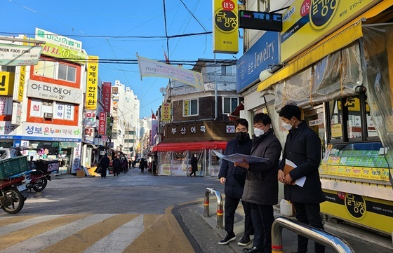 NSP통신-박철흥 LH 수도권 주택공급 특별본부장(사진 가운데)이 공공재개발 시범사업 후보지로 선정된 관악구 봉천13 구역을 둘러보고 있다. (LH)