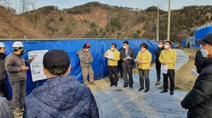 [NSP PHOTO]완주군의회, 비봉 보은매립장 차수벽 설치공사 현장방문