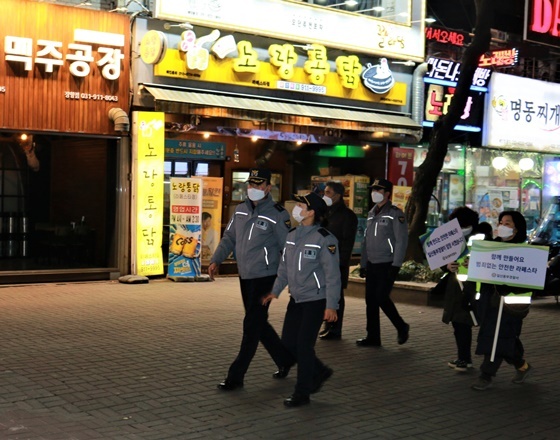 NSP통신-고양시 일산동구의 대표적인 상업 밀집 지역인 레페스타에서 순시중인 범죄 예방팀 모습 (일산동부경찰서)