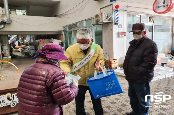 NSP통신-봉화군은 설 명절을 맞아 지난 7일과 9일 2일간 봉화상설시장과 억지춘양시장에서 금연·건강생활실천 캠페인을 실시했다 (봉화군)