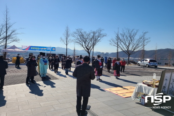 NSP통신-민주평화통일자문회의 영천시협의회가 9일 북한이탈주민을 위해 연 합동망향제 모습 (영천시)