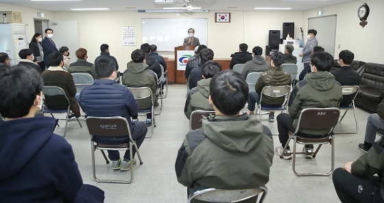 NSP통신-▲박상돈 시장이 환경미화원들에게 격려품을 전달했다. (천안시)