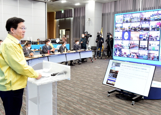 NSP통신-9일 염태영 수원시장이 온라인으로 연결된 시민들과 소통을 하고 있다. (수원시)