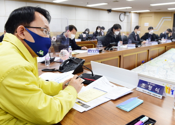 NSP통신-8일 조청식 제1부시장이 회의에서 발언하는 모습. (수원시)