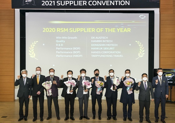 NSP통신-르노삼성차 2021 협력사 컨벤션(2021 RSM Supplier Convention) 모습(위)과 오프라인 참석자 기념사진(아래) (르노삼성차)