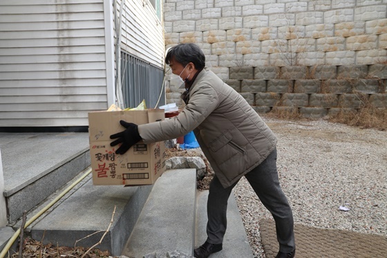 NSP통신-고양경찰서 직원들이 벽제동 사회복지시설 햇살고운집(그룹홈)에 전달한 생필품을 직접 옮기고 있다. (고양경찰서)