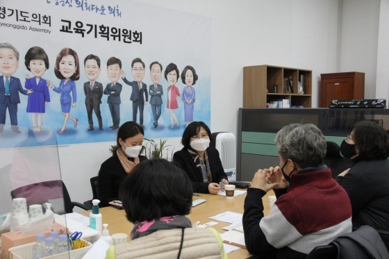 NSP통신-경기도의회 교육기획위원실에서 김은주 경기도의원이 학교 밖 청소년에 대한 사회적 보호의 중요성을 논의하기 위한 정담회를 하고 있다. (경기도의회)