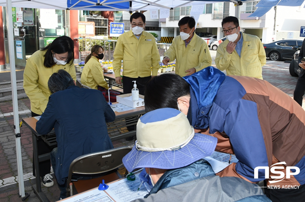 NSP통신-주낙영 경주시장 재난지원금 현장접수 현장 방문 모습. (경주시)