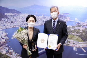 [NSP PHOTO]민덕희 여수시의원, 대한민국 나눔과 배려 복지대상 수상