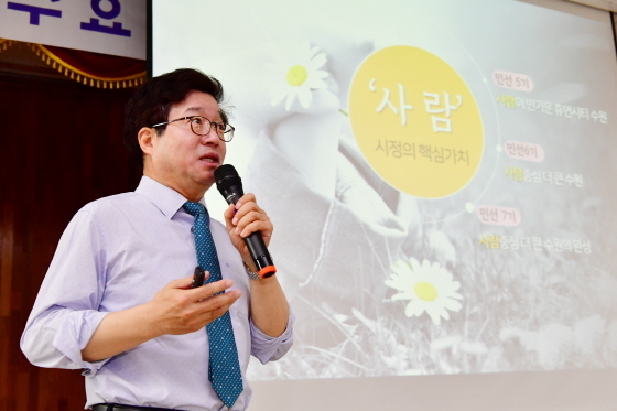 NSP통신-지난 2019년 4월 염태영 수원시장이 수원지역 한 경찰서에서 인권도시수원을 주제로 강연을 하고 있다. (수원시)