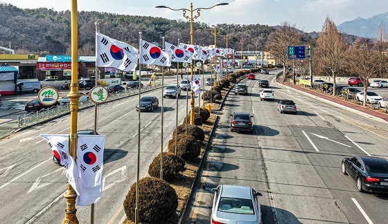 NSP통신-▲계룡시가 제102주년 3.1절을 맞아 태극기 달기 운동을 전개한다. (계룡시)