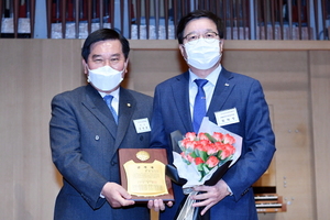 [NSP PHOTO]염태영 수원시장, 지방자치법 개정 공로로 감사패 받아