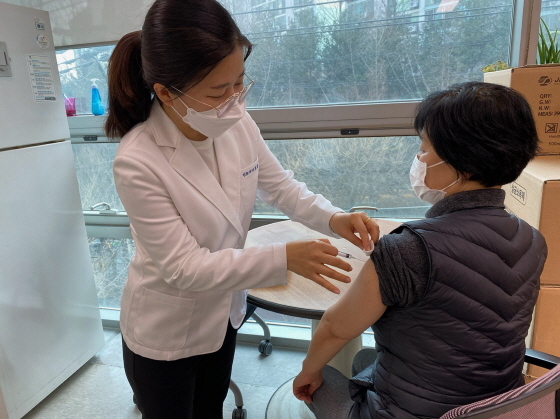 NSP통신-성남시 중원구보건소 간호사가 대상포진 예방접종을 하고 있다. (성남시)