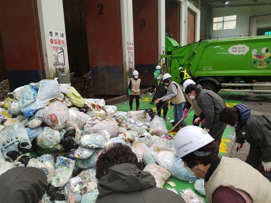 NSP통신-22일 주민지원협의체 주민들이 자원회수시설로 반입된 생활폐기물을 점검하는 모습. (수원시)