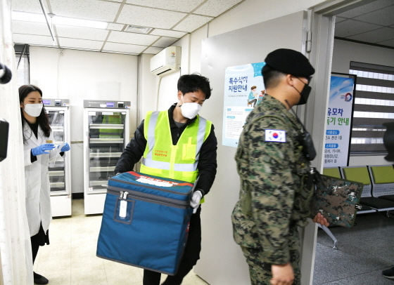 NSP통신-25일 김포시민의 코로나19 예방접종을 위한 첫 백신이 경찰의 호위 속에 김포시보건소에 배송되고 있다. (김포시)