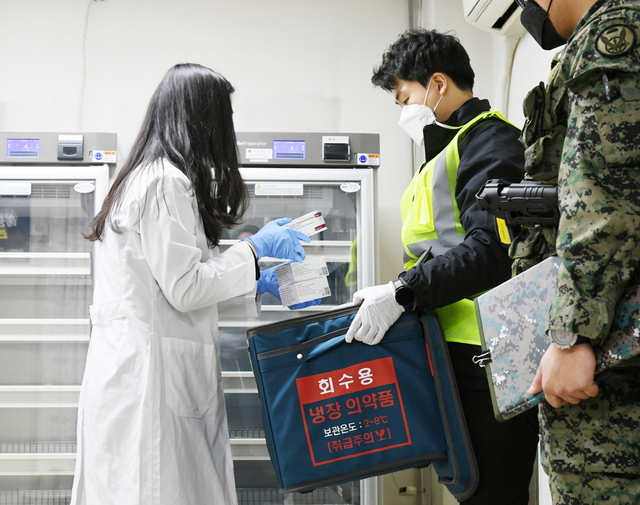 NSP통신-25일 김포시민의 코로나19 예방접종을 위한 첫 백신이 경찰의 호위 속에 김포시보건소에 배송됐다. (김포시)