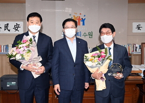 [NSP PHOTO]염태영 수원시장, 신임 주민자치위원장협의회 회장 축하 전해