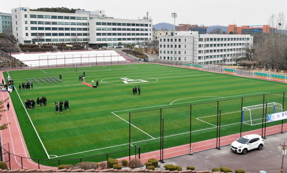 NSP통신-25일 경기대학교 수원캠퍼스에 조성된 인조잔디 운동장 전경. (수원시)