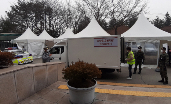 NSP통신-군포시민들이 접종받을 코로나19 백신이 경찰과 군병력의 호위를 받으며 군포시보건소로 이송되고 있다. (군포시)