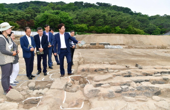 NSP통신-2019년 5월 염태영 수원시장(오른쪽)이 화성행궁 복원사업 발굴조사 현장을 점검하고 있다. (수원시)